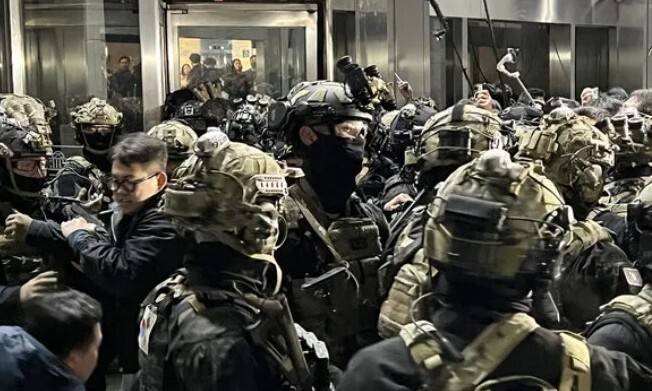 윤석열 대통령이 비상계엄을 선포한 뒤 2024년 12월4일 새벽 서울 국회의사당에 무장한 군인들이 진입을 시도하고 있다. 연합뉴스