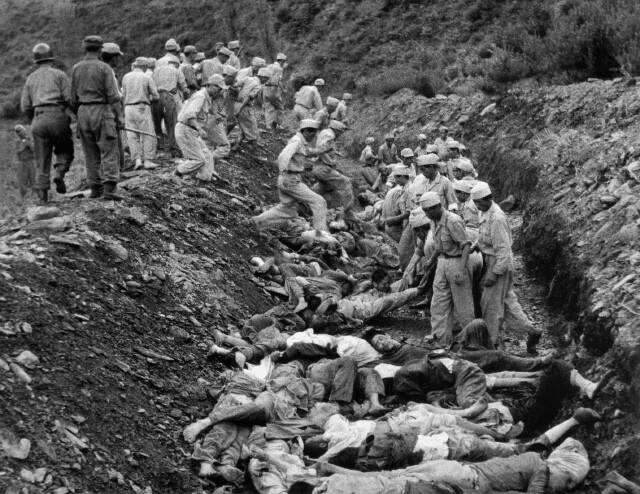 1950년 9월23일 헌병들이 대전형무소 재소자들을 대전 산내면 골령골로 끌고가 학살한 현장 사진. 민간 청년단원들이 구덩이의 주검들을 정리하고 있다. 미 국립문서기록관리청