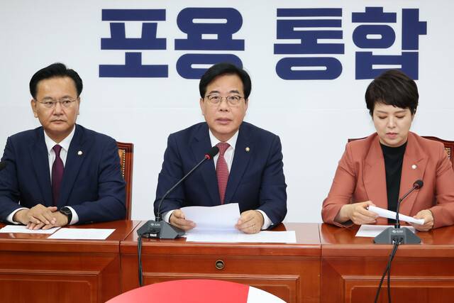 송언석(가운데) 국민의힘 원내대표가 24일 서울 여의도 국회에서 열린 원내대책회의에서 발언하고 있다. 연합뉴스