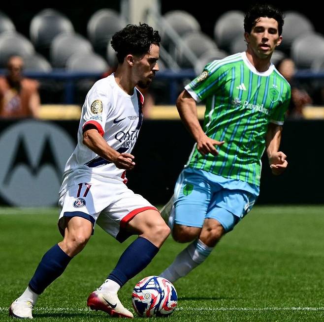 파리 생제르맹의 중원 사령관 비티냐가 24일(한국시각) 열린 2025 피파 클럽 월드컵 B조 3차전 시애틀 사운더스와 경기에서 드리블하고 있다. 시애틀/AFP 연합뉴스