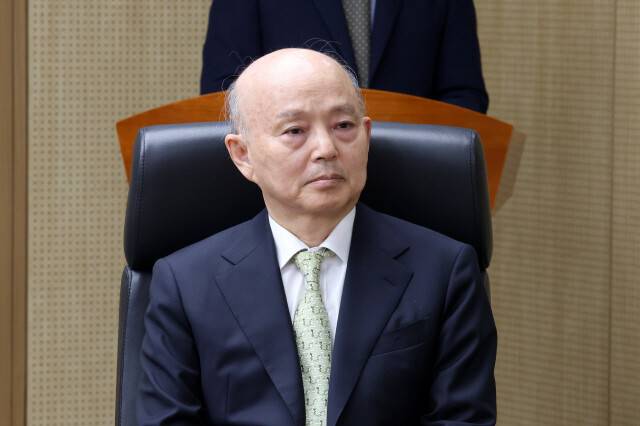 안창호 인권위원장이 지난달 19일 오후 서울 중구 인권위 청사 14층 전원위원회실에서 열린 남규선 상임위원 이임식에 참석해 이임사를 듣고 있다. 김영원 기자 forever@hani.co.kr