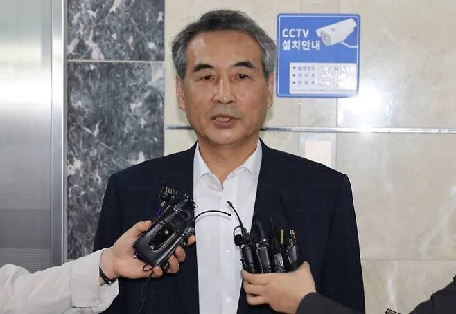 윤석열 전 대통령의 부인 김건희 여사 의혹을 수사할 민중기 특별검사가 지난 16일 서울 서초구 사무실 앞에서 취재진의 질문에 답하고 있다. 연합뉴스