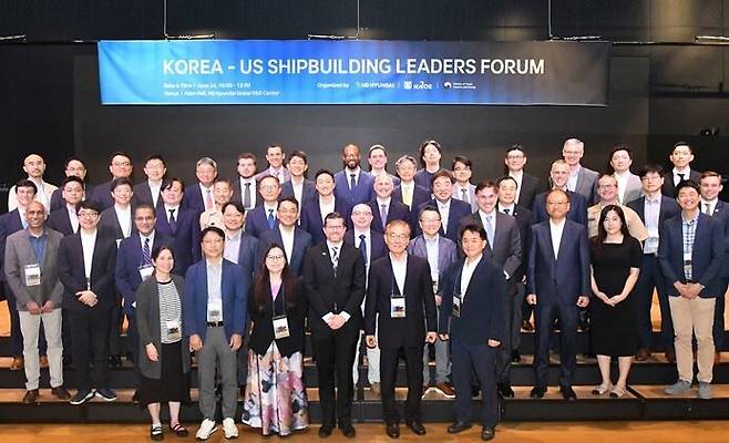 24일 열린 \'한·미 조선 리더스 포럼’ 참석자들이 기념촬영을 하고 있다. 에이치디(HD)현대 제공