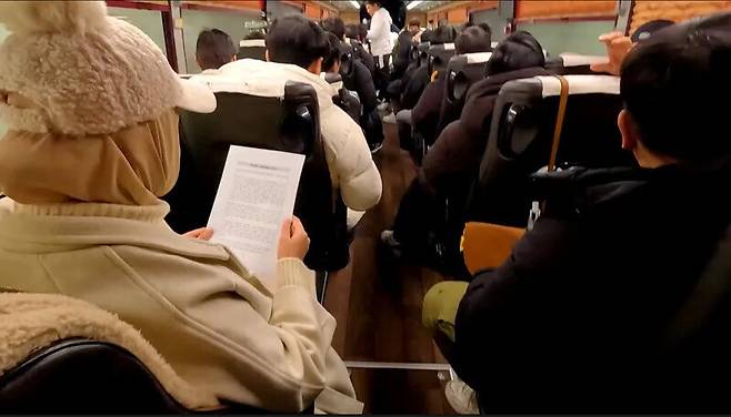 한신대학교 어학당 우즈베키스탄 유학생들이 2023년 11월27일 버스에 올라 인천국제공항으로 향하고 있다. 한신대 제공 영상 갈무리