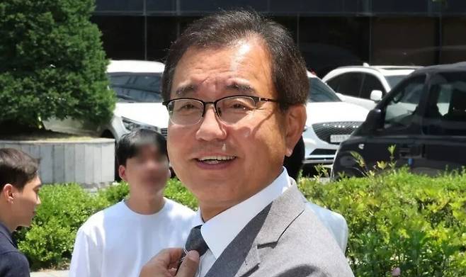 채상병 순직사건 외압 의혹 수사하는 이명현 특별검사가 19일 서울 서초구 사무실에서 나오고 있다. 정용일 선임기자 yongil@hani.co.kr