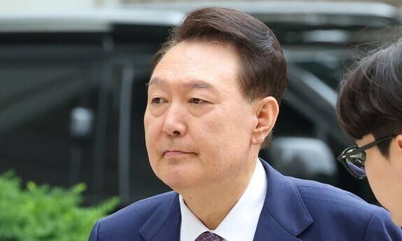 윤석열 전 대통령이 16일 오전 서울 서초구 서울중앙지법에서 열린 내란 우두머리 혐의·직권남용 권리행사 방해 혐의 사건 7차 공판에 출석하고 있다. 김영원 기자 forever@hani.co.kr