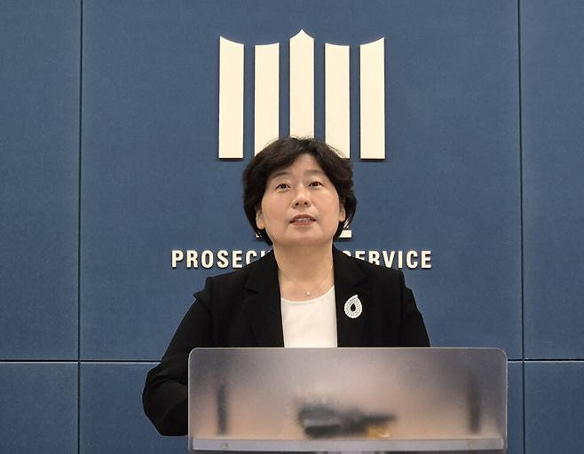 \'12·3 비상계엄 사건\'을 수사하는 조은석 내란 특검팀의 박지영 특검보가 24일 서울 서초구 서울고등검찰청 기자실에서 윤석열 전 대통령에 대해 특수공무집행방해 혐의 등으로 체포영장을 전격 청구했다는 내용을 브리핑하고 있다. 연합뉴스