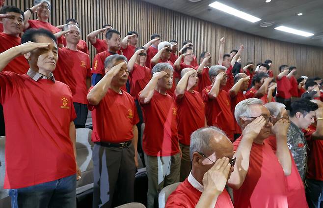 2025년 6월5일 오후 국회 본회의장에서 해병대예비역연대 회원들이 ‘순직해병 수사방해 및 사건은폐 등의 진상규명을 위한 특별검사의 임명 등에 관한 법률안’(일명 채상병 특검법)이 통과되자 의원들을 향해 거수경례하고 있다. 한겨레 윤운식 선임기자