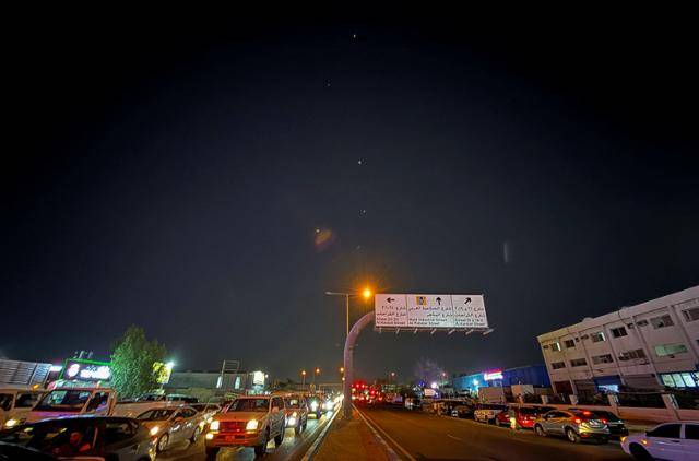 이란이 23일 카타르 알우데이드 미군기지를 미사일로 보복 공격을 했다고 밝힌 후 상공의 모습. 로이터 연합뉴스