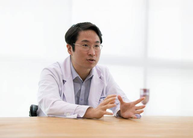 17일 고대안산병원에서 만난 방사선종양학과 임채홍 교수가 방사선 수술에 대해 설명하고 있다. 고대안산병원 제공