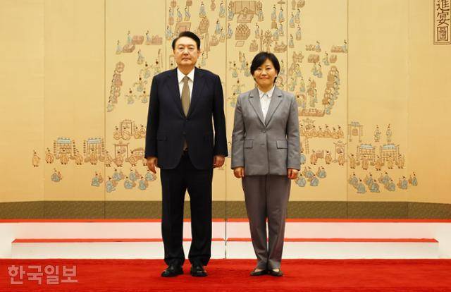 지난해 1월 3일 서울 용산 대통령실 청사에서 윤석열(왼쪽) 당시 대통령으로부터 임명장을 받은 송미령 농림축산식품부 장관이 윤 전 대통령과 함께 기념촬영을 하고 있다. 서재훈 기자