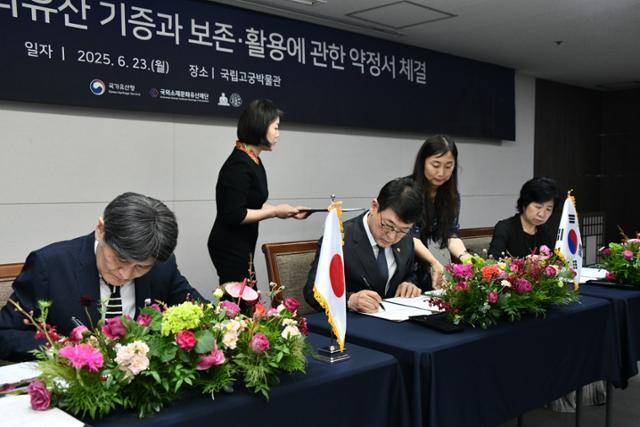 최응천(왼쪽 세 번째) 국가유산청장이 23일 서울 종로구 국립고궁박물관 강당에서 사토 다카오 고토쿠인 주지(맨 왼쪽), 김정희 국외소재문화유산재단 이사장(맨 오른쪽)과 관월당 부재를 한국으로 정식 양도하는 기증협약서에 서명하고 있다. 국가유산청 제공
