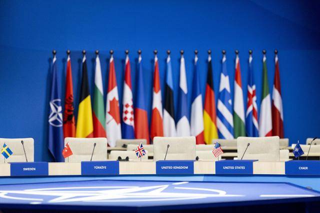 북대서양조약기구(NATO·나토) 정상회의 장소인 네덜란드 헤이그 컨벤션 센터 '월드포럼'의 회의장이 23일 정상회의 준비를 끝낸 채 정돈돼 있다. 헤이그=EPA 연합뉴스