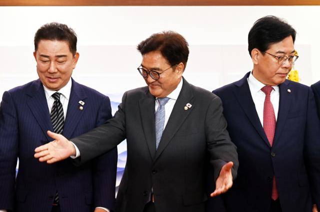 thumb/R658x0.q70/?fname=https://t1.daumcdn.net/news/202506/24/hankooki/20250624190133068fhdt.jpg