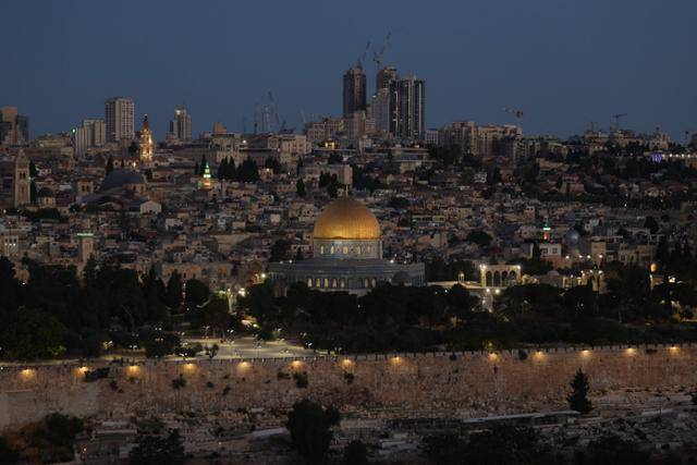 13일 베냐민 네타냐후 이스라엘 총리가 이란에 대한 군사작전이 시작됐으며 "필요한 만큼 며칠 동안 계속될 것"이라고 발표한 후 이스라엘 예루살렘에 해가 뜨고 있다. 예루살렘=AFP 연합뉴스