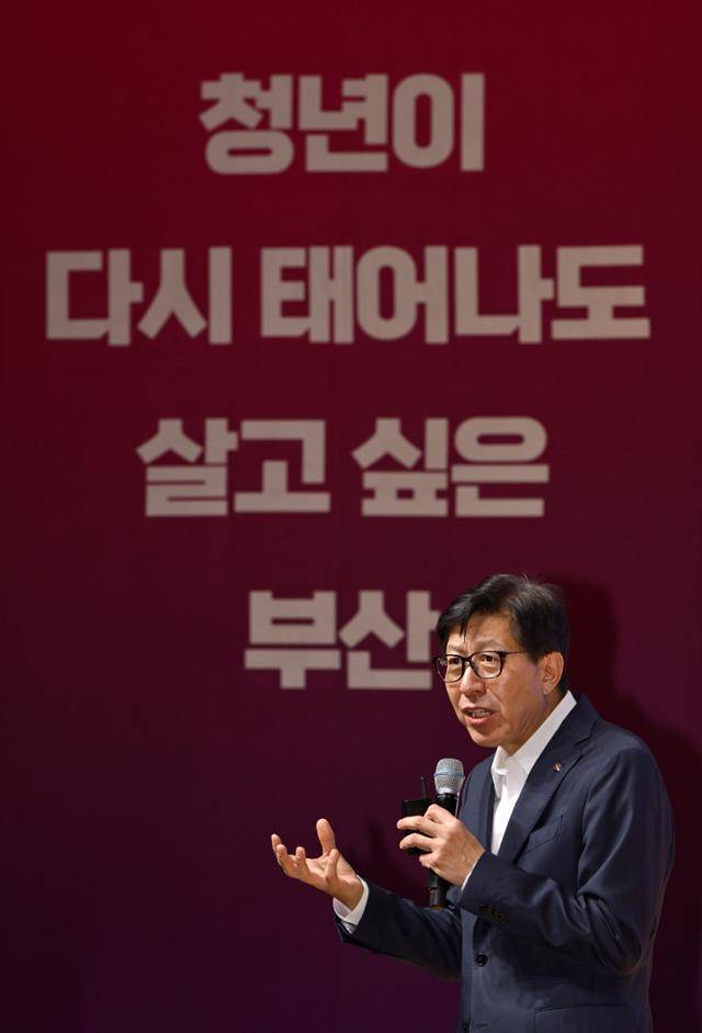 박형준 부산시장이 24일 부산 남구 BNK부산은행 본점 대강당에서 열린 '2025 미지답 부산 포럼'에서 '청년이 머물며 꿈을 이루어 가는 도시'를 주제로 기조 강연을 하고 있다. 부산=하상윤 기자