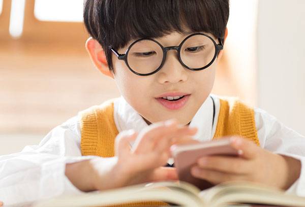 아이에게 독서 습관을 길러주려면, 쉬는 시간에 책을 읽으라 할 게 아니라 독서를 평소 일과 안에 넣어줘야 한다. 부모가 책을 매개로 아이와 수다를 떠는 것도 좋다./사진=클립아트코리아