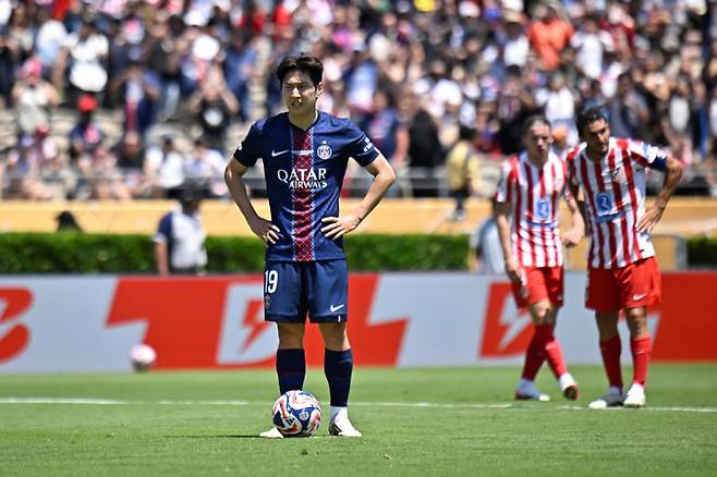 PSG 이강인이 16일 열린 아틀레티코와의 2025 FIFA 클럽 월드컵 조별리그 1차전서 페널티킥을 준비하고 있다. 사진=PSG
