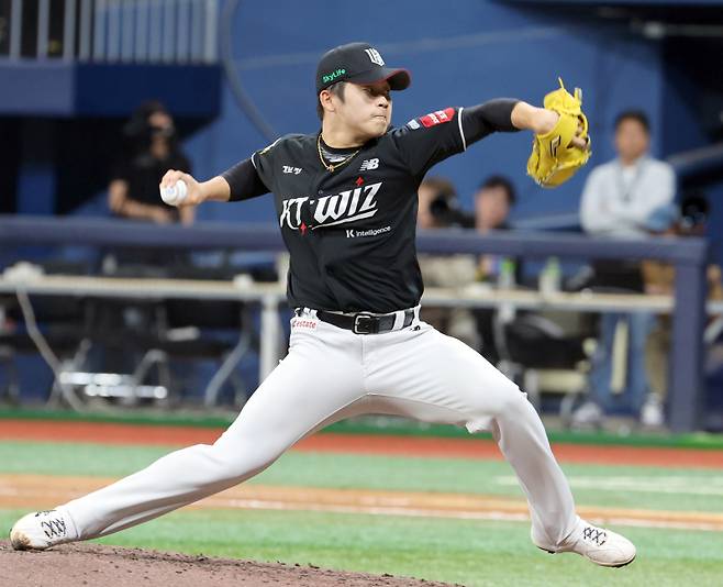 25일 오후 서울 고척스카이돔에서 열린 2025 프로야구 KT 와 키움 경기. KT 마무리 박영현이 9회 등판 역투하고있다. 고척=정시종 기자 capa@edaily.co.kr /2025.05.25.
