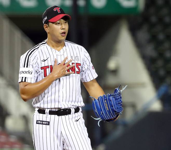2023 KBO 프로야구 LG트윈스와 키움히어로즈의 경기가 3일 오후 서울 잠실야구장에서 열렸다. 연장 12회초 키움 공격을 실점 없이 막아낸 정우영이 가슴에 손을 올리며 마운드를 내려오고 있다. 잠실=김민규 기자 mgkim1@edaily.co.kr /2023.08.03/