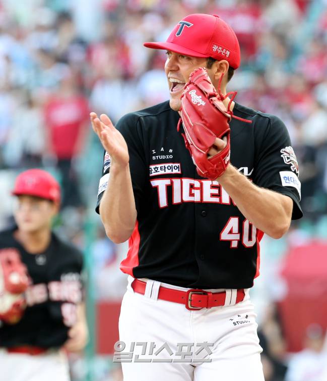 22일 오후 인천 SSG 랜더스필드에서 열린 2025 프로야구 KIA 와 SSG경기. KIA 선발 네일이 5회 SSG 박성한을 병살 아웃시켜 이닝을 종료한 뒤 환호하고 있다. 인천=정시종 기자 /2025.06.22.