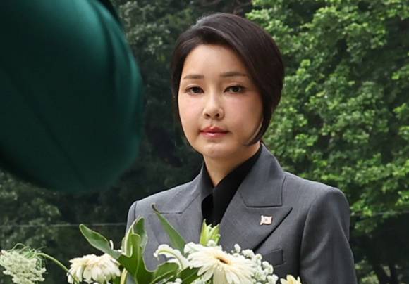 윤석열 전 대통령 부인 김건희 여사가 지난해 10월 6일(현지시간) 필리핀 마닐라 영웅 묘지 내 한국전 참전 기념비를 참배하고 있다.  [사진=연합뉴스]