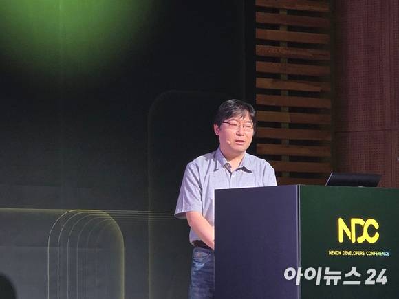 박용현 넥슨게임즈 대표 겸 넥슨코리아 부사장이 24일 경기창조경제혁신센터에서 열린 넥슨 개발자 콘퍼런스(NDC) 2025에서 기조강연을 펼치고 있다. [사진=박정민 기자]
