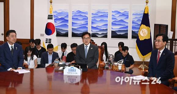 우원식 국회의장이 24일 오전 서울 여의도 국회에서 김병기 당대표 직무대행 겸 원내대표와 송언석 국민의힘 원내대표와 대화하고 있다. [사진=곽영래 기자]