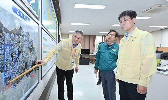 김정기 대구시장 권한대행이 월성빗물펌프장을 찾아 현황을 경청하고 있다 [사진=대구시]