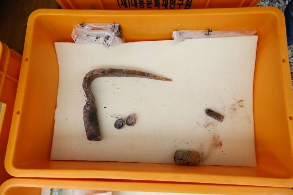 도굴에 사용한 것으로 추정되는 도구들 [사진=연합뉴스]