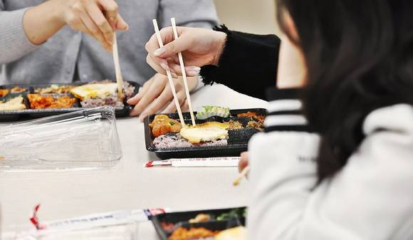 다양한 상품 개발로 '혼족'의 선택의 폭이 넓어지고 있다. [사진=연합뉴스]