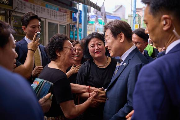 이재명 대통령이 지난 20일 울산 알프스 시장을 방문해 시민들과 소통하고 있다. [사진=대통령실]
