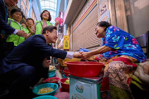 이재명 대통령이 지난 20일 울산 알프스 시장을 방문해 시민들과 소통하고 있다. [사진=대통령실]