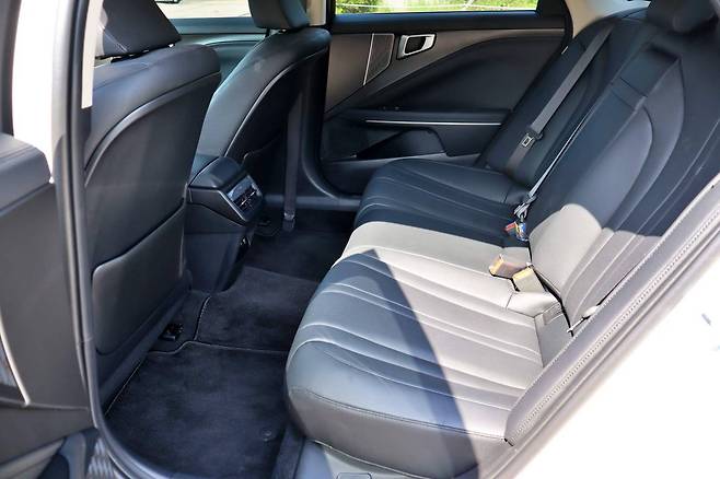 신형 K8 3.5 리터 LPi 2열 실내 / 출처=IT동아