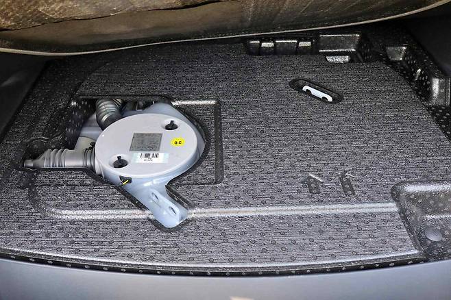 트렁크 바닥면에 탑재된 도넛형 연료탱크 / 출처=IT동아