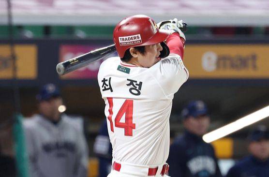 (인천=뉴스1) 김성진 기자 = 13일 인천SSG 랜더스필드에서 열린 '2025 신한 SOL뱅크 KBO리그' NC 다이노스와 SSG 랜더스의 경기, SSG 최정이 8회말 무사 1루 상황에서 내야안타를 치고 있다. 2025.5.13/뉴스1