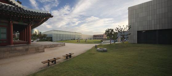 종친부 가까이서 바라본 서울관 후면. 마당과 길이 경계 없이 이어진다. 건축전문사진작가 박영채·김종오, 민현준 촬영, [사진 MPART]