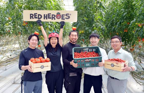 충북 제천 스마트팜 단지에서 청년 농부들이 갓 수확한 토마토를 들고 있다. 김성태 객원기자