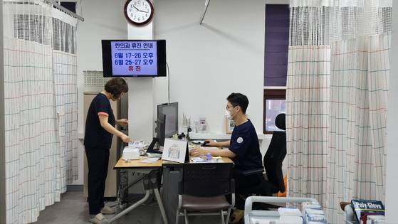 18일 오전 충남 청양군 청양보건의료원 2층 한의과에서 김진욱 과장(오른쪽)이 환자를 진료하고 있다. 신진호 기자