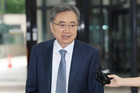 조현 외교부 장관 후보자가 24일 오전 서울 종로구 대우빌딩에 마련된 인사청문회 준비 사무실로 출근하며 취재진의 질문에 답하고 있다. 뉴스1