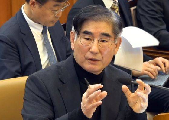 김용현 전 국방부 장관이 지난 2월 23일 서울 종로구 헌법재판소에서 열린 윤석열 대통령 탄핵심판 4차변론에 증인으로 출석해 발언하고 있다. 사진 헌법재판소