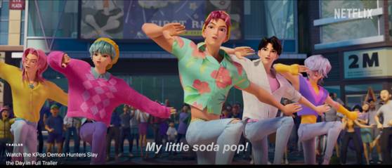 극중 사자보이즈는 케이팝 보이그룹의 청량공식에 맞춰 상큼한 의상을 입고 중독성 강한 '소다팝' 퍼포먼스를 선보인다. 사진 넷플릭스