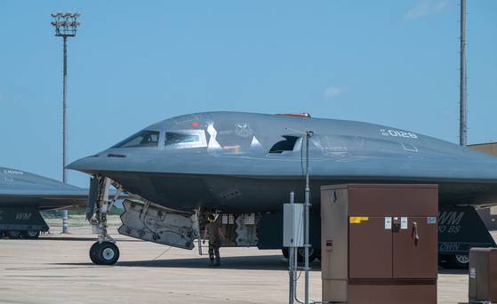 미 공군 B-2 스텔스 폭격기가 이란 핵 시설에 공습 공격을 마친 뒤 미국 미주리주 화이트맨 공군 기지에 도착해 정비를 받고 있다. 로이터=연합뉴스