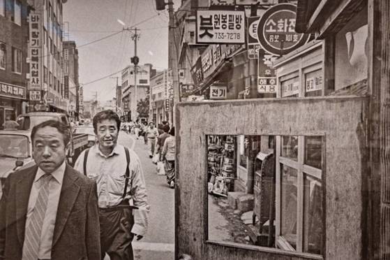 1986년 서울 인사동 거리의 정기용 원화랑 전 대표(왼쪽)와 비디오 아티스트 백남준. 사진 강운구