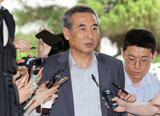 김건희 여사 의혹을 수사하는 민중기 특별검사가 24일 오전 서울 서초구의 사무실로 출근하며 취재진의 질문에 답하고 있다. 뉴시스