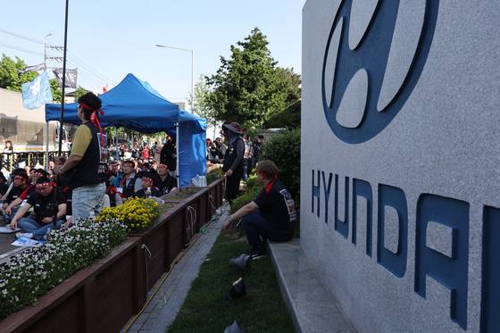 민주노총 울산지역본부와 전국금속노동조합 관계자들이 지난 5월 20일 오후 현대자동차 울산공장 정문 앞에서 집회를 열고 폐업한 사내하청업체 이수기업 해고자들의 고용승계를 요구하며 농성 천막을 설치했다. 연합뉴스