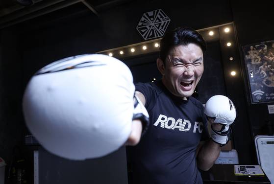 본업인 코미디를 잠시 접어두고 격투기 선수로 복귀하는 윤형빈. 김성룡 기자