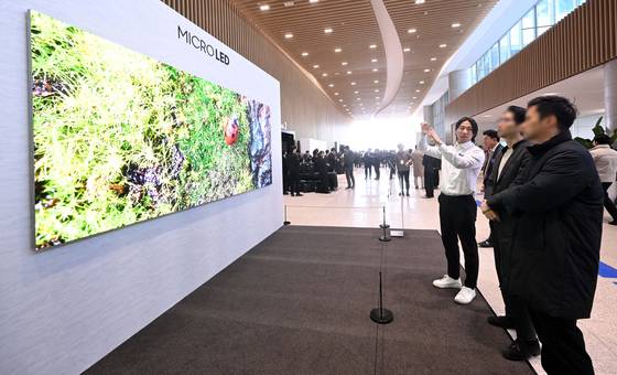 지난 3월 19일 경기 수원시 영통구 수원컨벤션센터에서 열린 제56기 삼성전자 정기주주총회에서 주주들이 삼성전자 마이크로 LED TV를 보고 있다. 연합뉴스