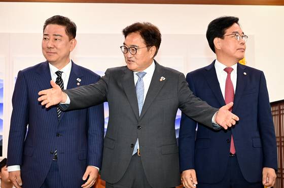 우원식 국회의장이 24일 오전 서울 여의도 국회에서 김병기 더불어민주당 당대표 직무대행 겸 원내대표와 송언석 국민의힘 원내대표와 대화하기에 앞서 기념사진을 찍은 뒤 다른 배석자들도 부르고 있다. 김성룡 기자