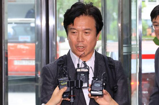 김영훈 고용노동부 장관 후보자가 24일 인사청문회 준비 사무실이 위치한 서울 중구 서울지방고용노동청으로 들어서며 기자의 질문에 답하고 있다, 연합뉴스